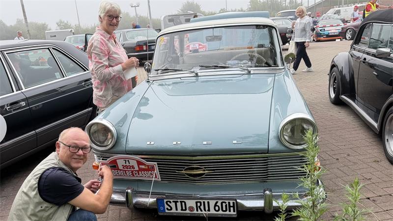 Birgit und Andreas Ruminski aus Kakerbeck mit ihrem Opel namens „Gustav“ in Hawaiiblau.