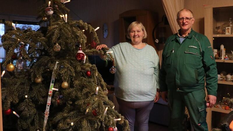 Bei Familie Wardelmann steht der Weihnachtsbaum bis Ostern Birgit und Reiner Wardelmann aus Holßel (Stadt Geestland) lieben ihren Weihnachtsbaum.