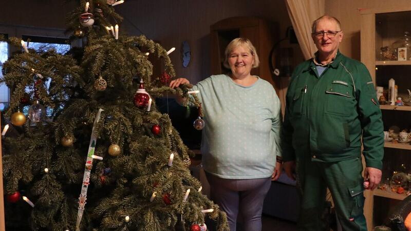 Birgit und Reiner Wardelmann aus Holßel (Stadt Geestland) lieben ihren Weihnachtsbaum.