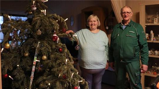 Birgit und Reiner Wardelmann aus Holßel (Stadt Geestland) lieben ihren Weihnachtsbaum.