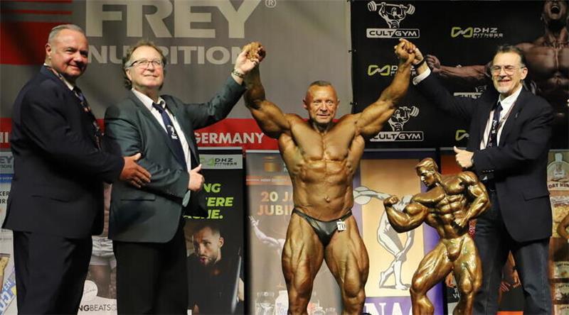 Birk Luther (1. Vorsitzender NAC Ost), NAC-Weltpräsident Harald Hoyler und Attila Hercsuth (1. Vorsitzender NAC Süd; von links) gratulieren Gesamtsieger Tomasz Bolewski aus Polen (Mitte).