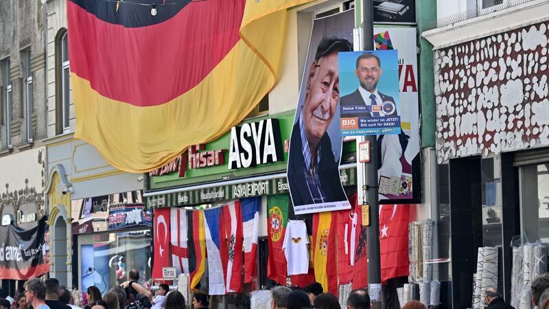Steinmeier besucht Kölner Keupstraße 20 Jahre nach Anschlag „Birlikte“-Fest (türkisch für Zusammenstehen) in der Keupstraße in Köln. Am 9. Juni 2024 hatten die NSU-Terroristen Mundlos und Böhnhardt hier eine Nagelbombe gezündet.