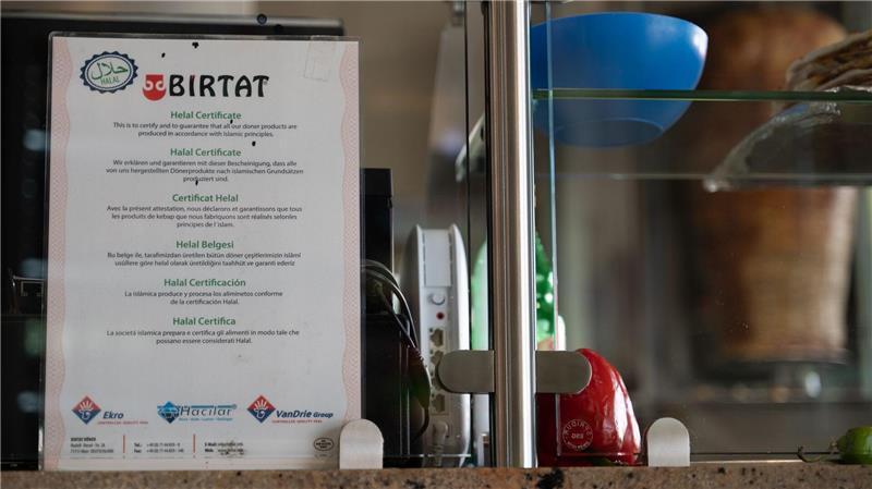 Birtat liefert europaweit – mit zertifiziertem Fleisch. Produziert werden die Drehspieße unter harten Bedingungen. (Archivbild)