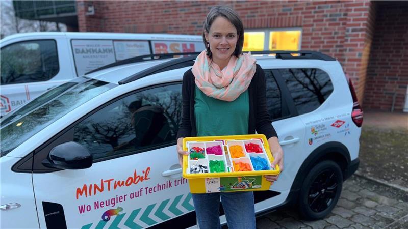 Birte Behr vom Bildungsbüro des Landkreises Stade vor dem neuen MINT-Mobil. Es ermöglicht ihr, Schulen im ganzen Landkreis zu besuchen.