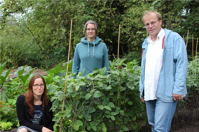 Was eine bio-vegane Gärtnerei in Buxtehude vorhat Birte Mehrkens (von links) und Randy Mau von der Initiave „BeVegWas“ und Dr. Dirk Pohl von der Volkshochschule Buxtehude im Garten der Initiative „BeVegWas“ mit Soja, Zucchini und Kopfsalat. Foto: Frank