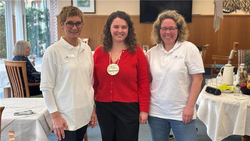 Birte Steinhagen (links) und Ines Lohmann (rechts) vom Logehof Mulsum gemeinsam mit Grundschullehrerin Lena Hammannn.