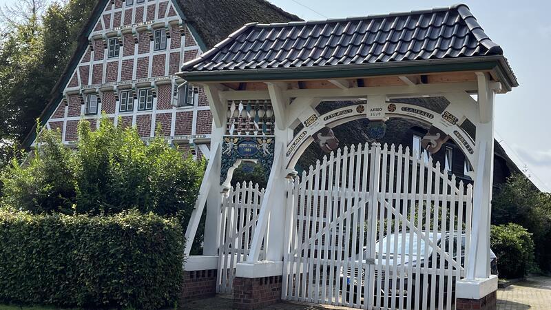 Bis 1818 stand diese Prunkpforte von 1690 vor dem Haus, heute steht diese vor dem Palmschen Hof.