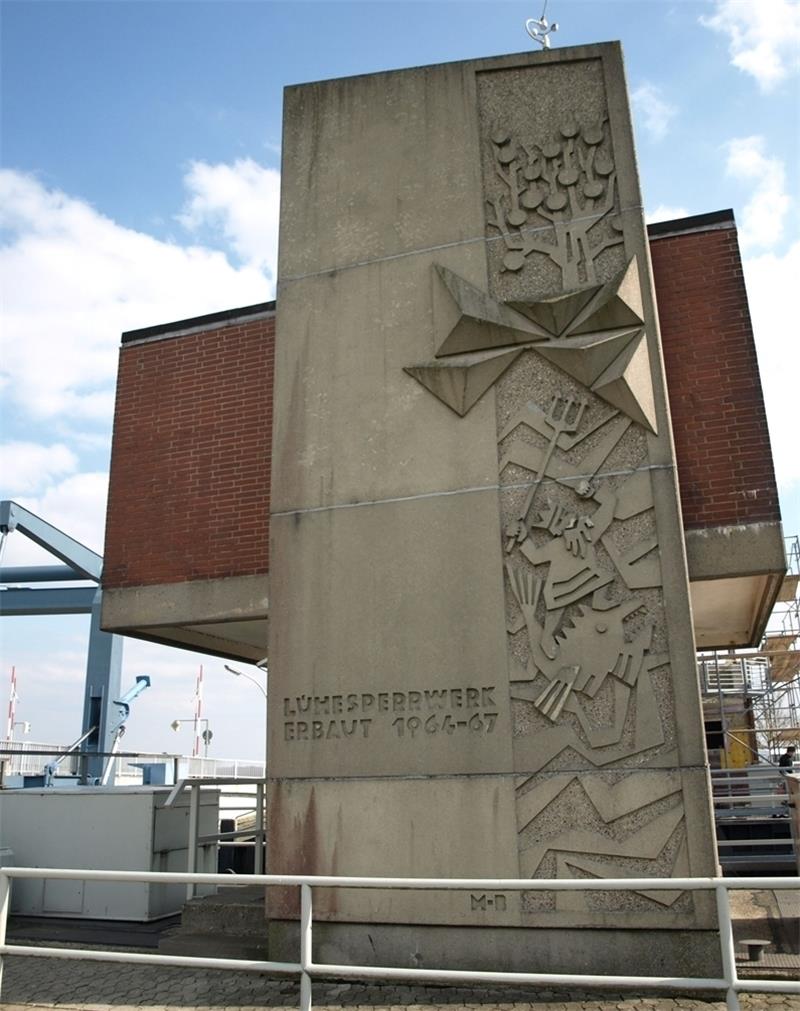 Bis 2011 stand die Stele am Betriebsgebäude des Lühesperrwerks. Mit dem Abriss des Gebäudes wurde auch das Kunstwerk abgebaut. Foto Archiv