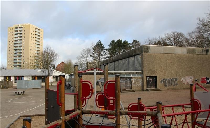 Bis 2023 wird die alte Sporthalle noch genutzt. Nach dem Abriss wird das Gelände Teil eines neu gestalteten Rotkäppchen-Campus. Foto: Richter