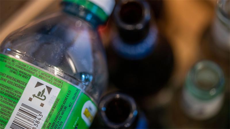 To-go-Karton, Ketchup, Pakete: Diese Regeln gelten ab sofort Bis 2029 soll es Pfand- und Rücknahmesysteme für Einwegflaschen aus Plastik und zum Beispiel Getränkedosen in allen EU-Ländern geben. (Symbolbild)
