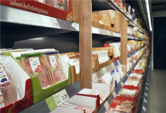 Bis 2030 möchte Aldi seinen Kunden ausschließlich Fleisch und Wurst aus den beiden besten Haltungsformen anbieten. Foto: dpa