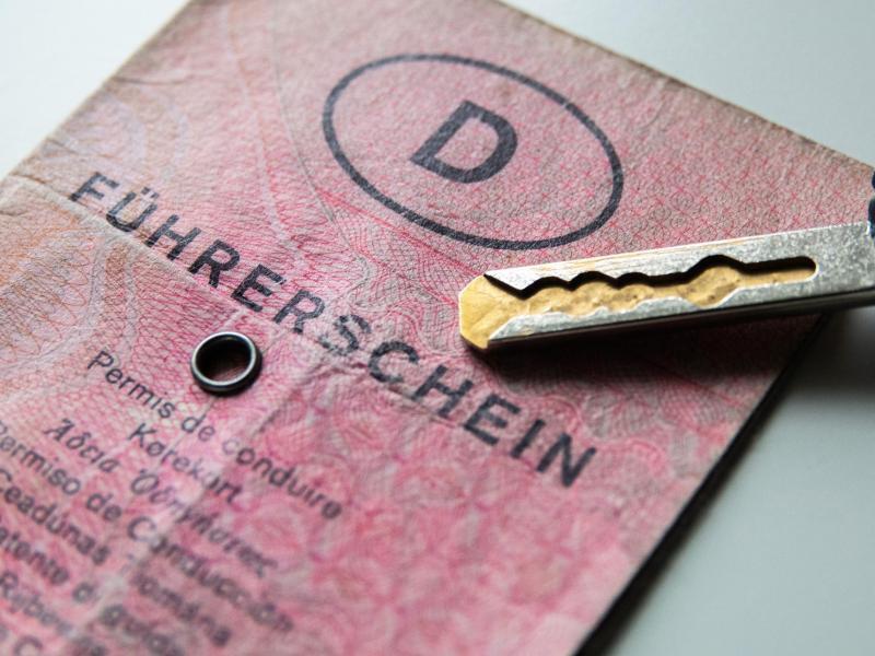 Bis 2033 müssen Millionen Führerscheine umgetauscht werden, damit sie fälschungssicherer sind. Foto: Demy Becker/dpa