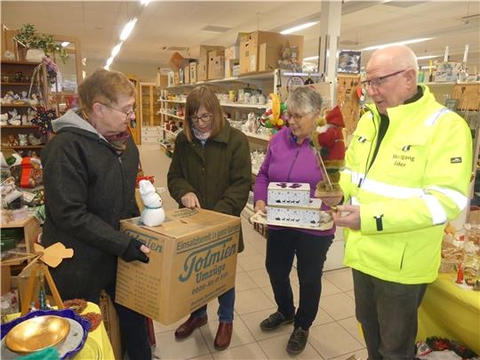 Bis Anfang Dezember hat der Spendenlager-Verein in diesem Jahr bereits einen Verkaufserlös von rund 17.000 Euro erzielt. Im Bild (von links) Harriet Meyer, Gabi Bube, Heike Pehlke und Wolfgang Eder. Fotos: Knappe