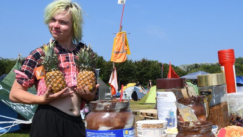 Punk-Protestcamp macht Sylter wütend Bis Anfang September wollen die Mitlgieder des Punk-Protestcamps auf Sylt bleiben.