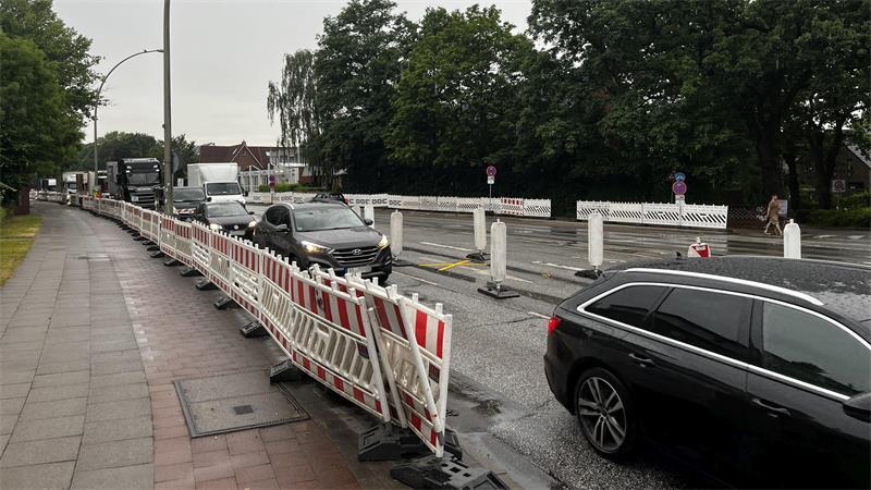 Bis Ende August ist auf der Cuxhavener Straße nur eine Fahrbahn pro Richtung offen.