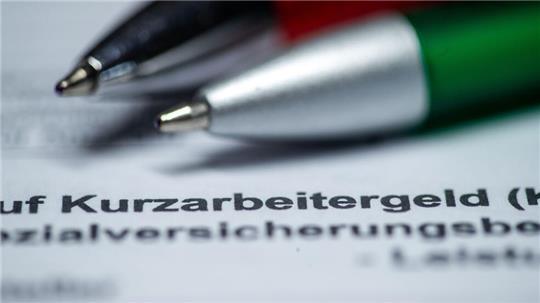 Bis Ende Dezember 2025 wurde die Bezugsdauer für Kurzarbeitergeld auf bis zu 24 Monate verlängert - eine Reaktion auf die gestiegene Zahl von Beschäftigten in Kurzarbeit.