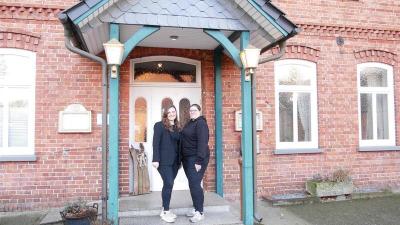 Schwestern retten Traditionsgasthof – „Sind Kneipen-Kinder“ Bis Februar dieses Jahres war nicht klar, was mit dem Tradition-Gasthof in Hepstedt geschieht – jetzt steht fest, Friederike Frank (links) und Karina Blanken übernehmen Blankens Gasthof von ihrem Vater.