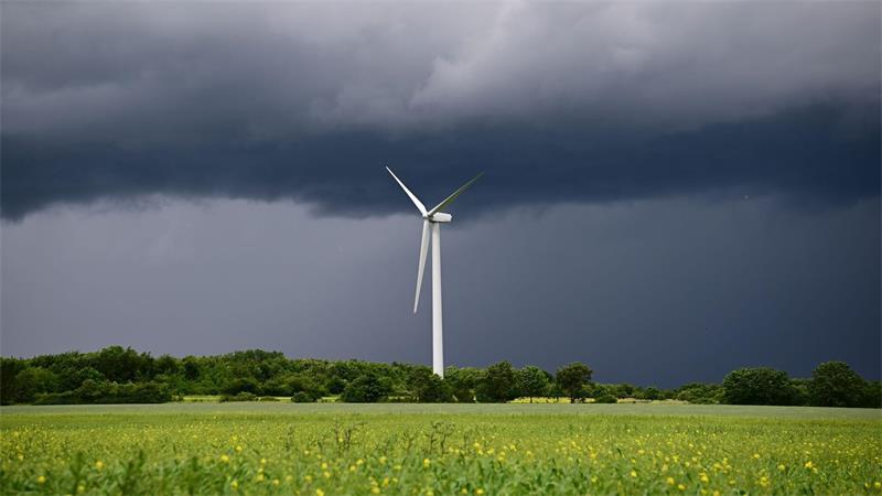 Bis Mittwochmittag müssen die Menschen in Niedersachsen und Bremen sich auf Regen und Gewitter einstellen, dann lockert es auf. (Symbolbild)