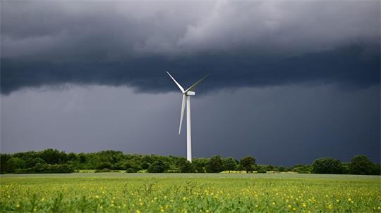 Bis Mittwochmittag müssen die Menschen in Niedersachsen und Bremen sich auf Regen und Gewitter einstellen, dann lockert es auf. (Symbolbild)