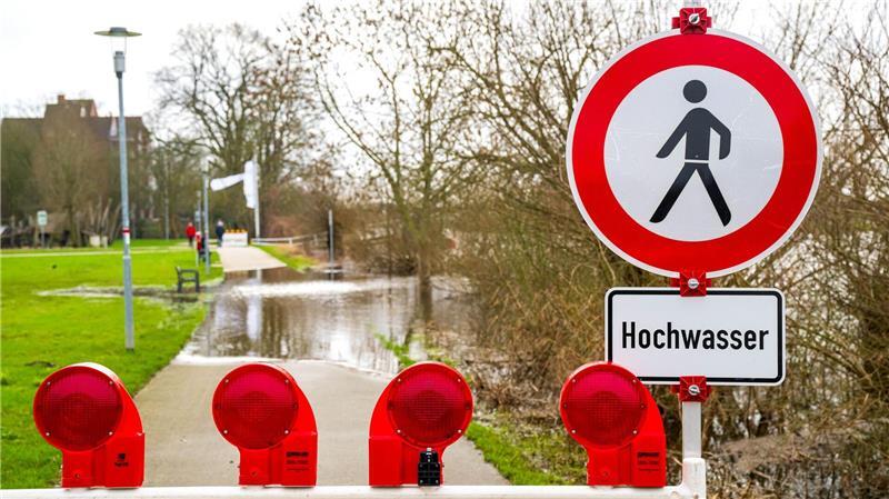 Bis Montag wird in Niedersachsen viel Regen erwartet, deshalb droht örtlich Hochwasser. (Archivbild)