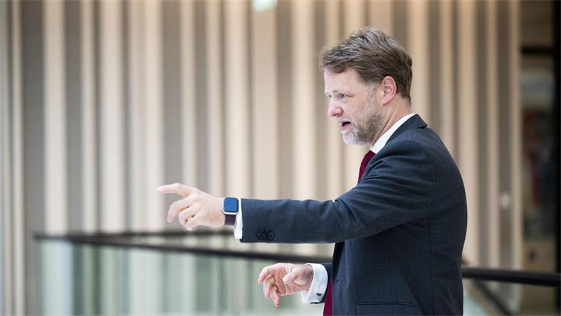 Bis auf 49,3 Milliarden Euro soll der von Minister Heere vorgestellte Landeshaushalt im Jahr 2028 steigen.