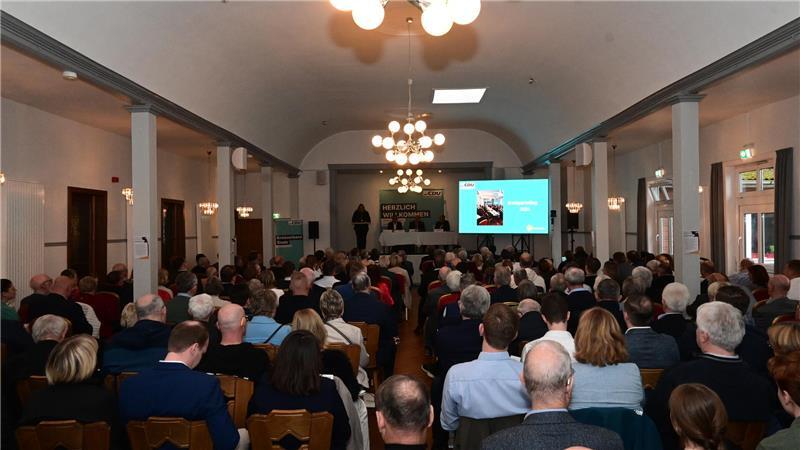 Bis auf den letzten Platz besetzt: Blick in den Saal des Hollerner Hofs beim Kreisparteitag 2025.