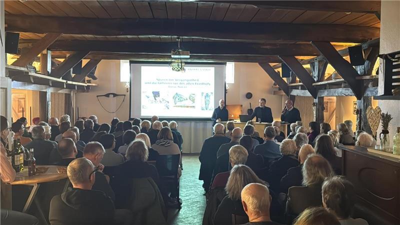 Bis auf den letzten Platz besetzt war das Brunkhorst'sche Huus in Oldendorf. Mehr als 100 Zuhörer machten sich mit Kreisarchäologe Daniel Nösler auf eine Zeitreise in die Oldendorfer Frühgeschichte.