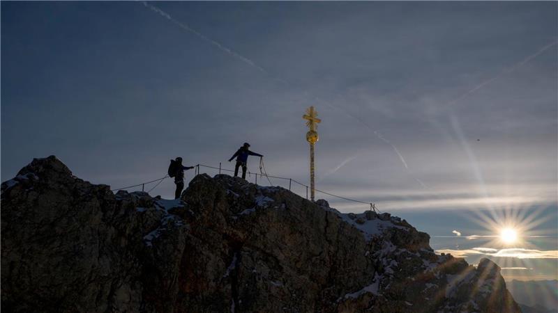 Bis das Kreuz zurückkehrt, wird der Gipfel der Zugspitze einen ungewohnten Anblick bieten.