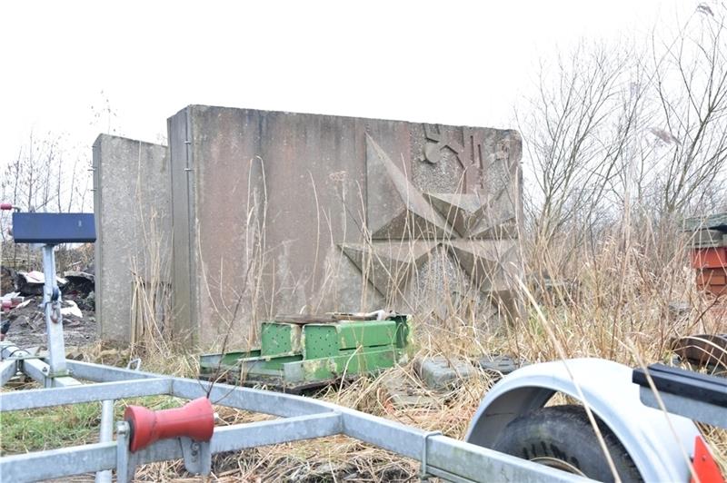 Bis die Stele wieder aufgestellt wird, liegt sie auf einer Außenstelle des Bauhofs der Samtgemeinde Lühe in Hollern-Twielenfleth. Fotos: Battmer