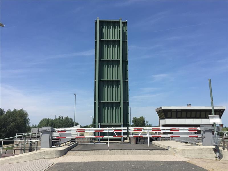 Bis hierhin und nicht weiter: Radler stehen außer für ein paar Stunden am Wochenende am Sperrwerk Wischhafen vor verschlossener Schranke und hochgeklappter Brücke. Fotos: Klempow