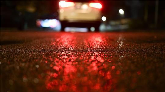 Bis in den Morgen warnt der Wetterdienst vor Glätte und Schnee.