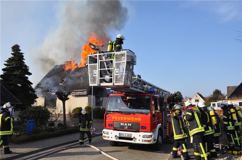 Bis in die Abendstunden dauerte der Löscheinsatz der Feuerwehren an. Foto: Schmidt