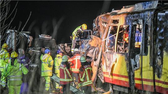 Bis in die Nacht arbeiteten die Einsatzkräfte an der Unfallstelle. 
