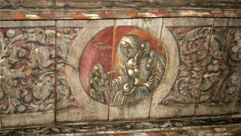 Hinter Chipstüten im Supermarkt: Mysteriöses Kunstwerk in Lüneburg aufgetaucht Bis jetzt war das Deckengemälde im Supermarkt abgedeckt.