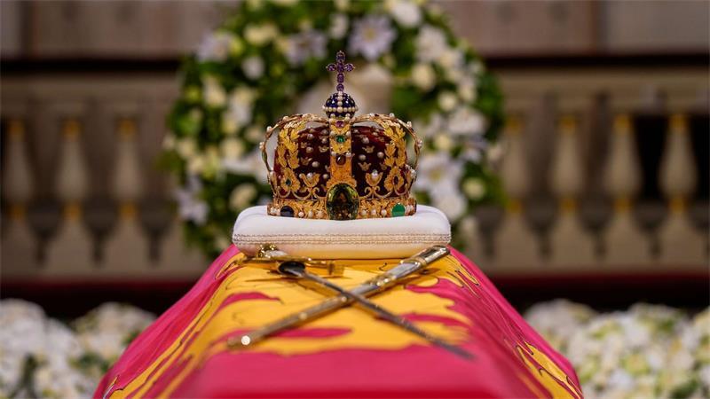 Ausnahmezustand in Oslo: Abschied von König Harald Bis kurz vor der Beisetzung stand der Sarg des Monarchen in der Schlosskapelle. (Achivbild)