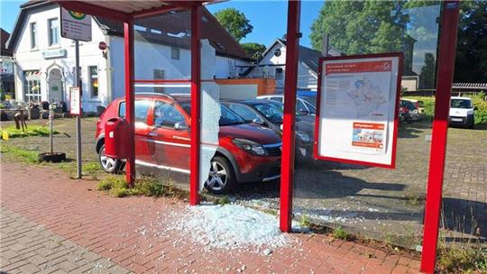 Bis nach Abbehausen - hier eine Bushaltestelle an der Butjadinger Straße - reicht die Spur der Verwüstung.
