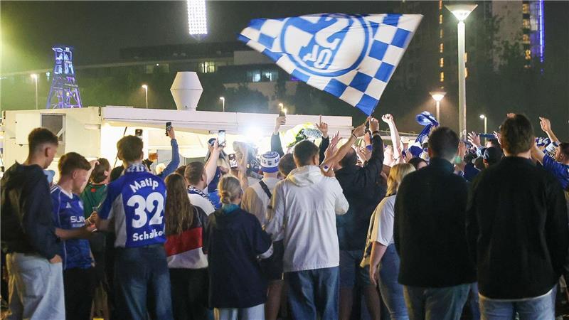 Bis tief in die Nacht feierten die Schalker Anhänger und legten zeitweise den Verkehr lahm.