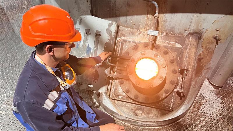 AOS im Stader Chemiepark: Der Betrieb, der niemals schläft Bis zu 1000 Grad heiß: Felix Wolters überprüft die Gasflamme im Kalzinierungsofen.