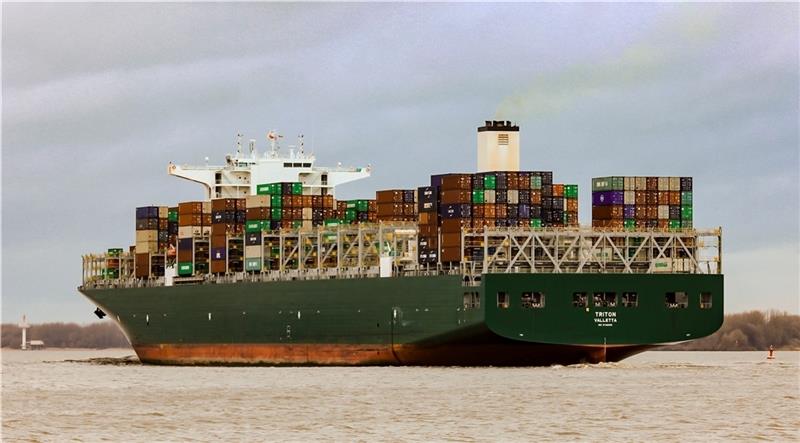 Bis zu 14 424 Standardcontainer kann das 369 Meter lange Containerschiff „Triton“ laden. Es wurde im Mai 2016 in Dienst gestellt. Foto: Löffler