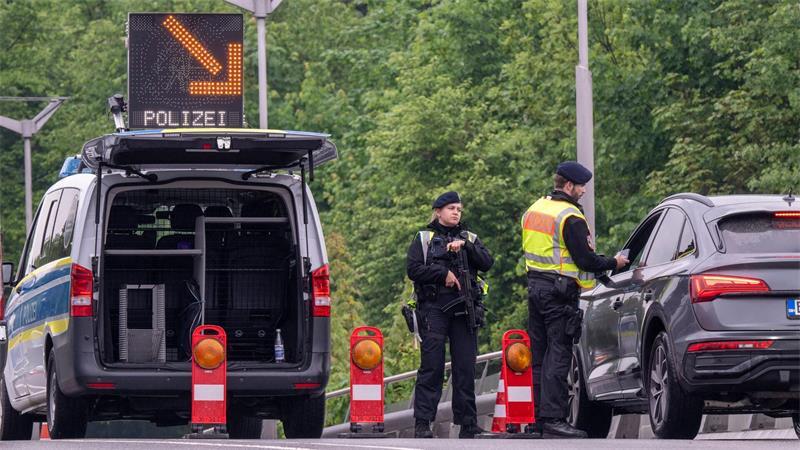 Polizeibeauftragter fordert Veränderung bei Grenzkontrollen Bis zu 14.000 Beamtinnen und Beamte sind bei Grenzkontrollen eingesetzt. (Archivbild)