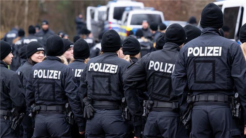 Bis zu 200 Polizisten durchkämmtem das Gebiet um den Leichen-Fundort.