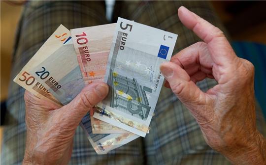 Bis zu 2,1 Millionen Menschen könnten von dem Heizkostenzuschuss profitieren – zum Beispiel Senioren mit geringer Rente (Illustration). Foto: Marijan Murat/dpa
