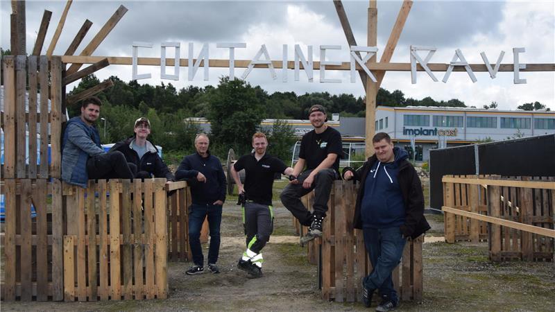 Container Rave: Im Buxtehuder Gewerbegebiet wird es am Samstag laut Bis zu 30 ehrenamtliche Helfer aus Buxtehude und Umgebung sind am Aufbau des Veranstaltungsgeländes für den Container Rave am Alten Postweg in Buxtehude beteiligt. Das Foto zeigt einige von ihnen am Eingangstor.