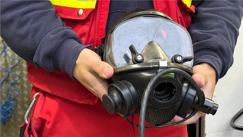 Bis zu 40 Kilogramm Ausrüstung tragen Einsatztaucher am Körper.