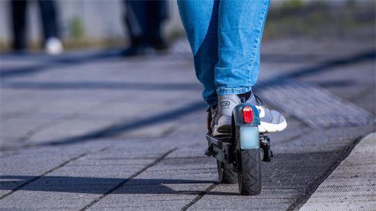 Bis zu 40 km/h soll der E-Scooter nach der Manipulation fahren können (Symbolbild).