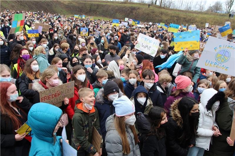 Bis zu 4000 Schüler der weiterführenden Schulen in Stade sind zur Friedensdemo im Bürgerpark gekommen. Fotos: Richter
