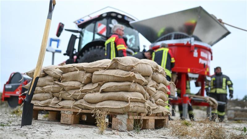 Bis zu 4.700 Sandsäcke können mithilfe einer Maschine an dem Trecker pro Stunde abgefüllt werden.
