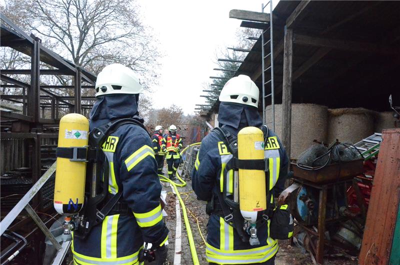 Bis zu 50 Feuerwehrkräfte waren bei dem Scheunenbrand im Einsatz. Sie mussten 400 Meter Schlauch bis zum nächsten Hydranten verlegen. Foto: Fehlbus