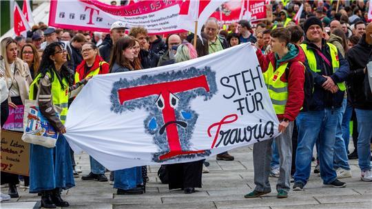 Bis zu 750 Menschen nahmen laut Verdi an Demonstration und Kundgebung in Schwerin teil.