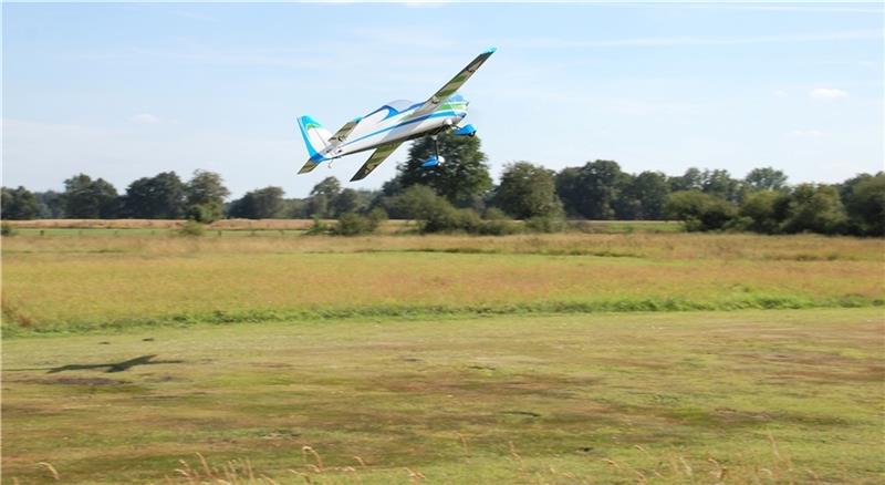 In Wiegersen fliegen am Wochenende Modellflugzeuge der Superlative Bis zu maximal 25 Kilo schwer dürfen die Flugzeuge sein, die auf dem Flugplatz bei Wiegersen starten und landen.